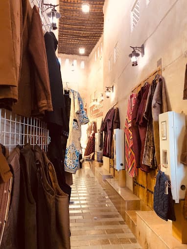 Jelajahi sejarah Pasar Al-Qaysariyah di Al-Ahsa (Hofuf) bersama pemandu wisata.