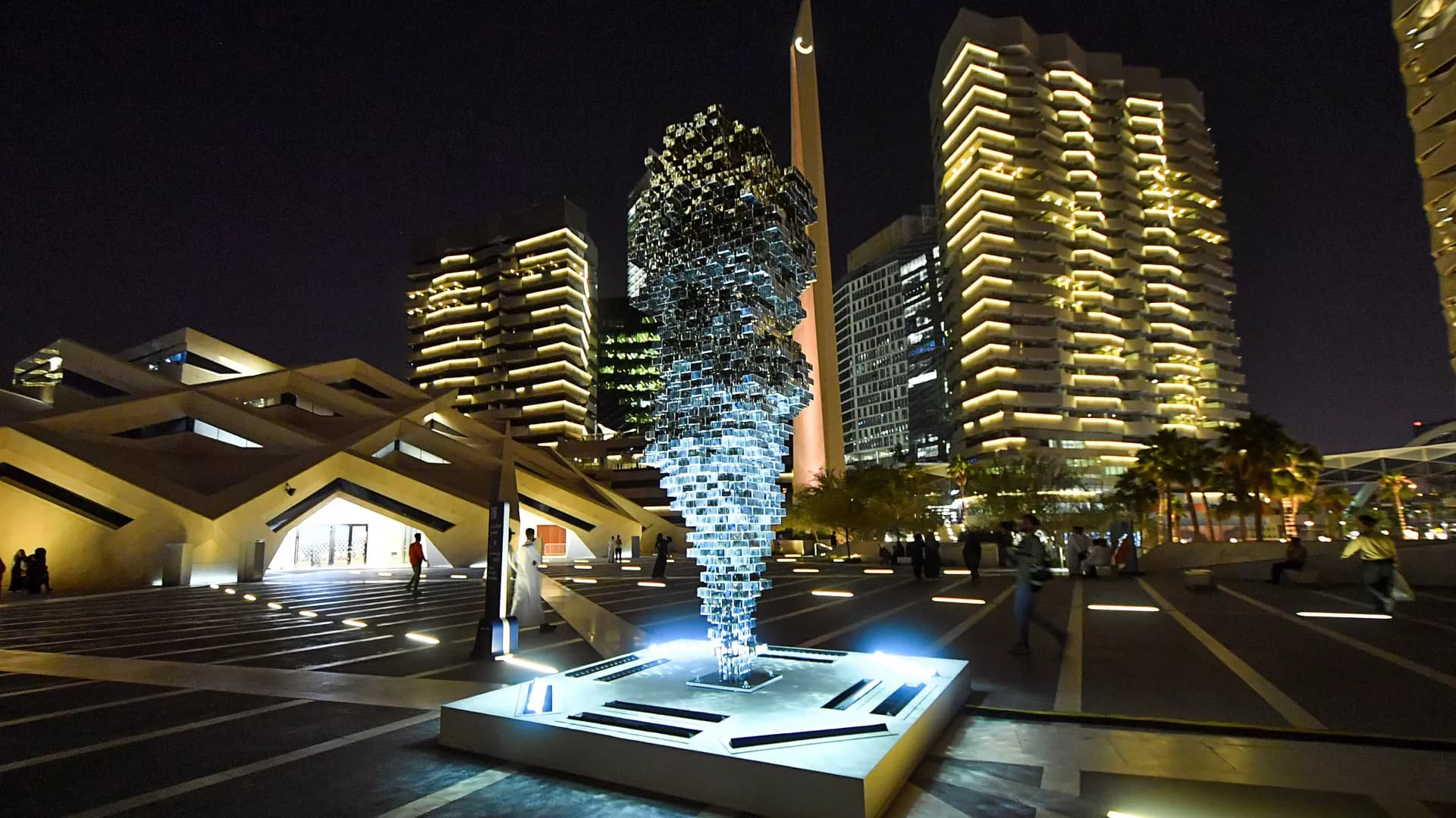 Rancang perjalanan Anda: Jelajahi denyut nadi Riyadh modern.