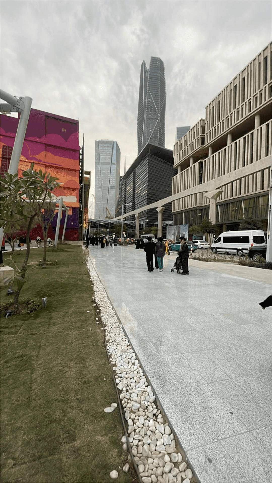Rancang perjalanan Anda: Jelajahi denyut nadi Riyadh modern.