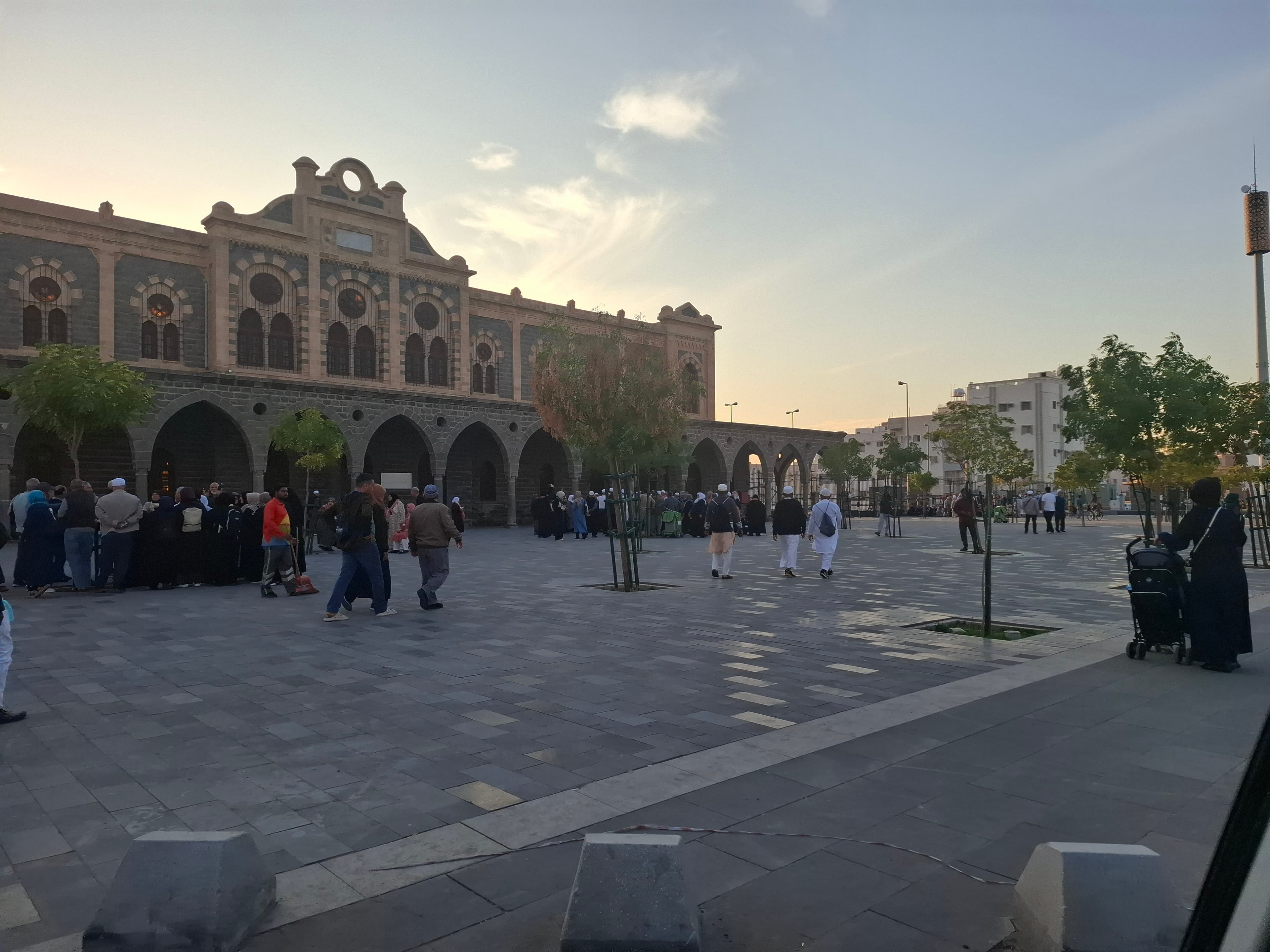 Tur bersepeda di Madinah bersama rombongan dan pemandu wisata
