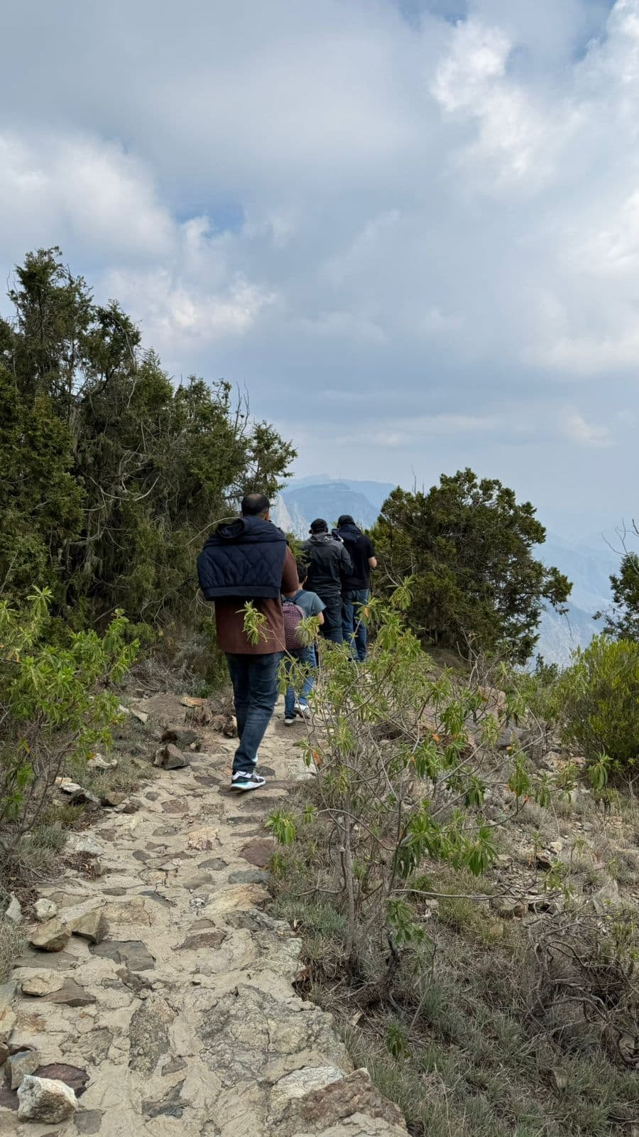 Hiking dan bersantai di pegunungan di Al-Soudah, jantung keindahan alam Asir 🏔️