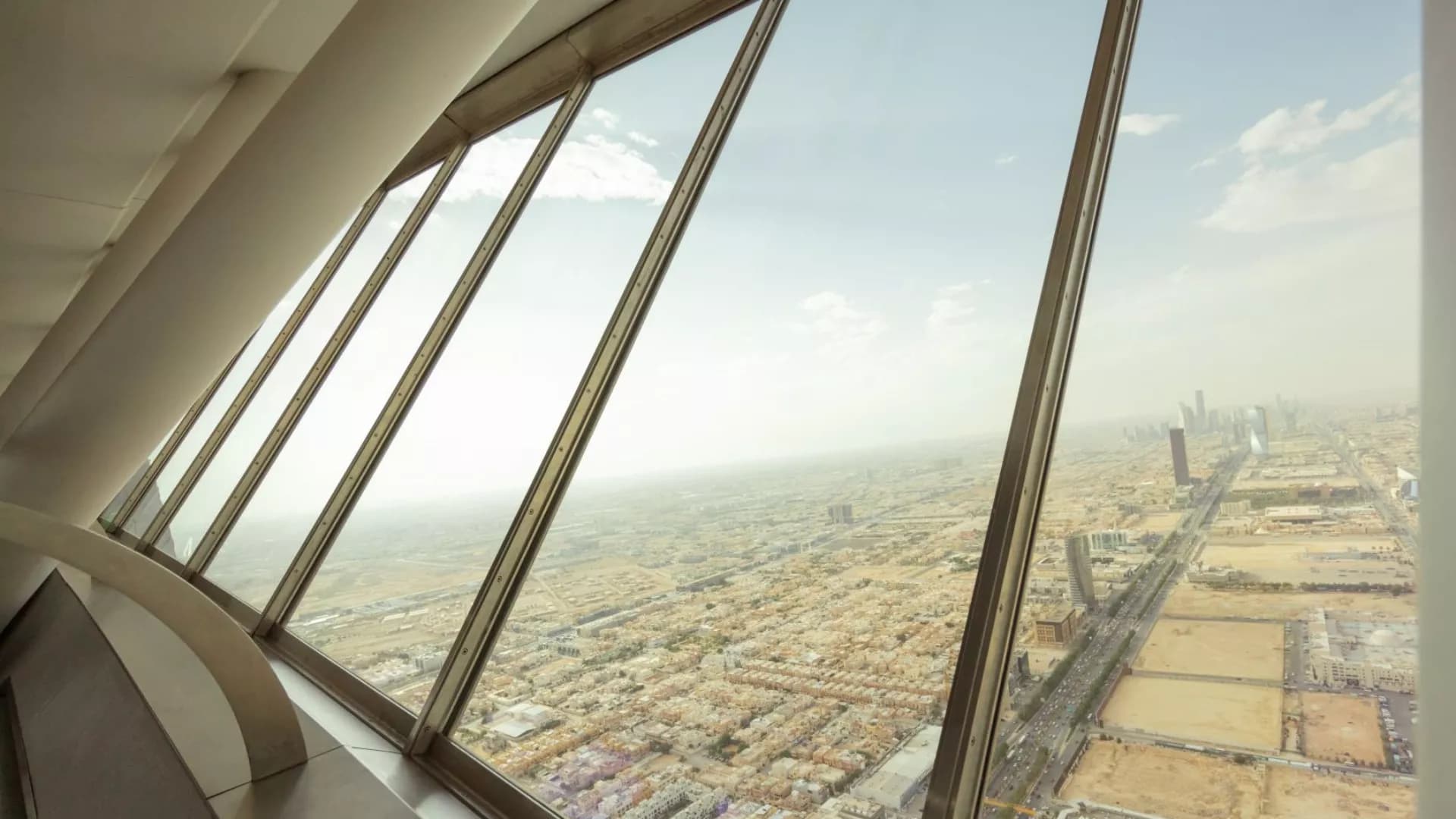 Rancang perjalanan Anda: Jelajahi denyut nadi Riyadh modern.