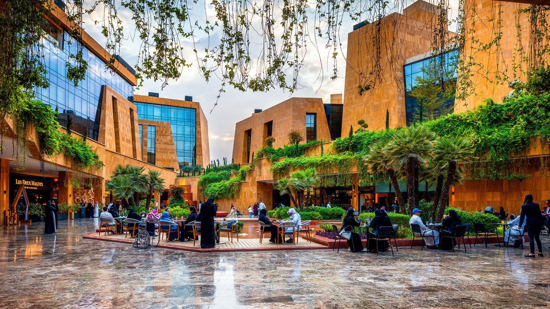 Rancang perjalanan Anda: Jelajahi denyut nadi Riyadh modern.