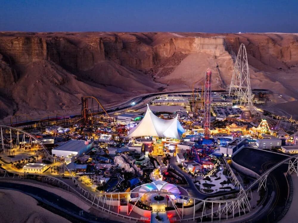 Menginap dua malam di hotel bintang 4 dengan tiket Six Flags untuk lima orang.