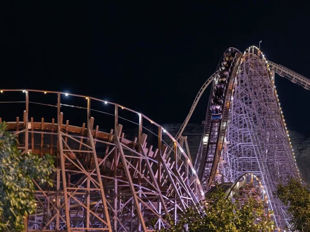 Akomodasi tiga malam di hotel bintang 4 dengan tiket Six Flags untuk tiga orang.