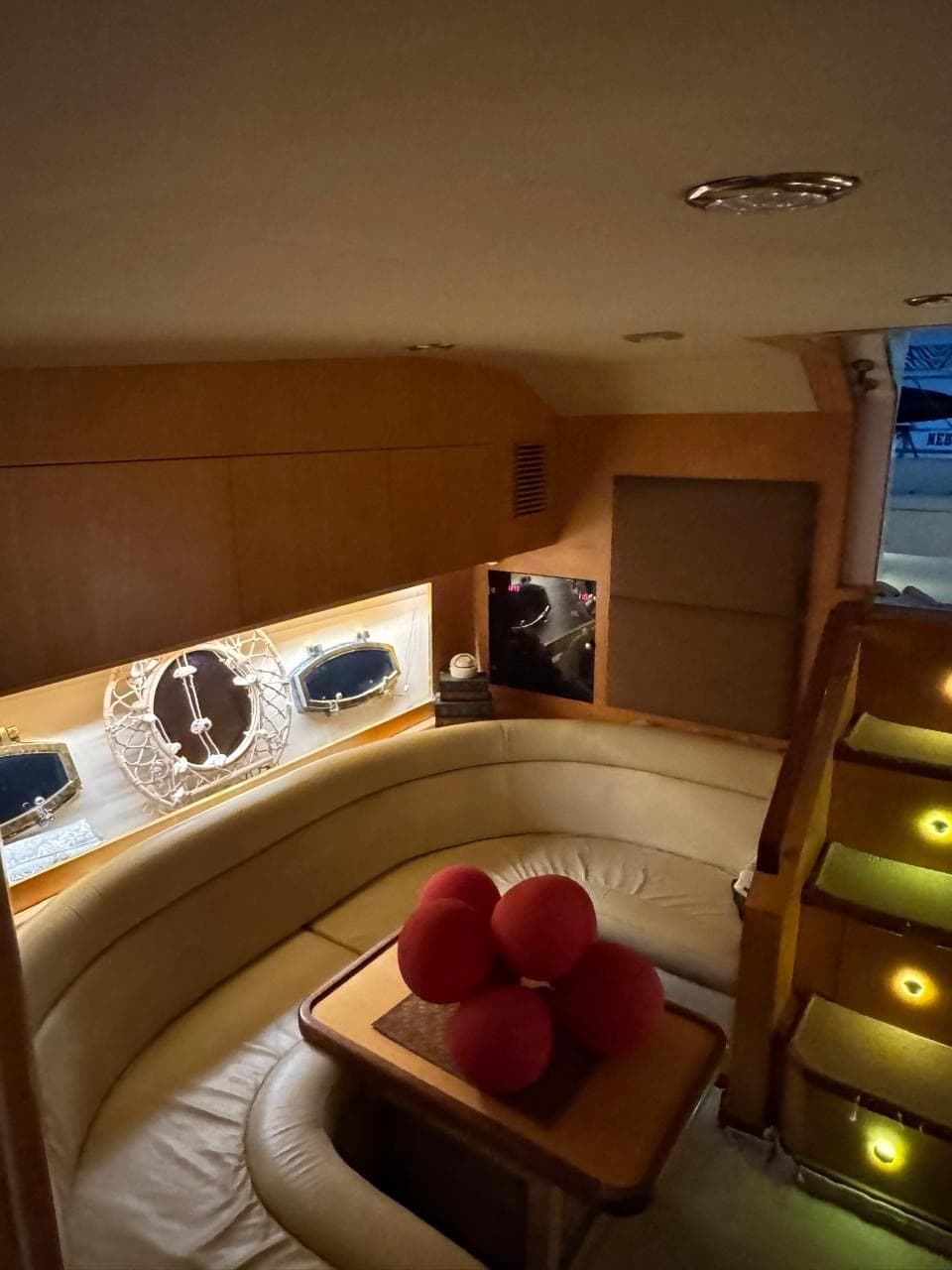 Pelayaran yacht di marina Laut Merah
