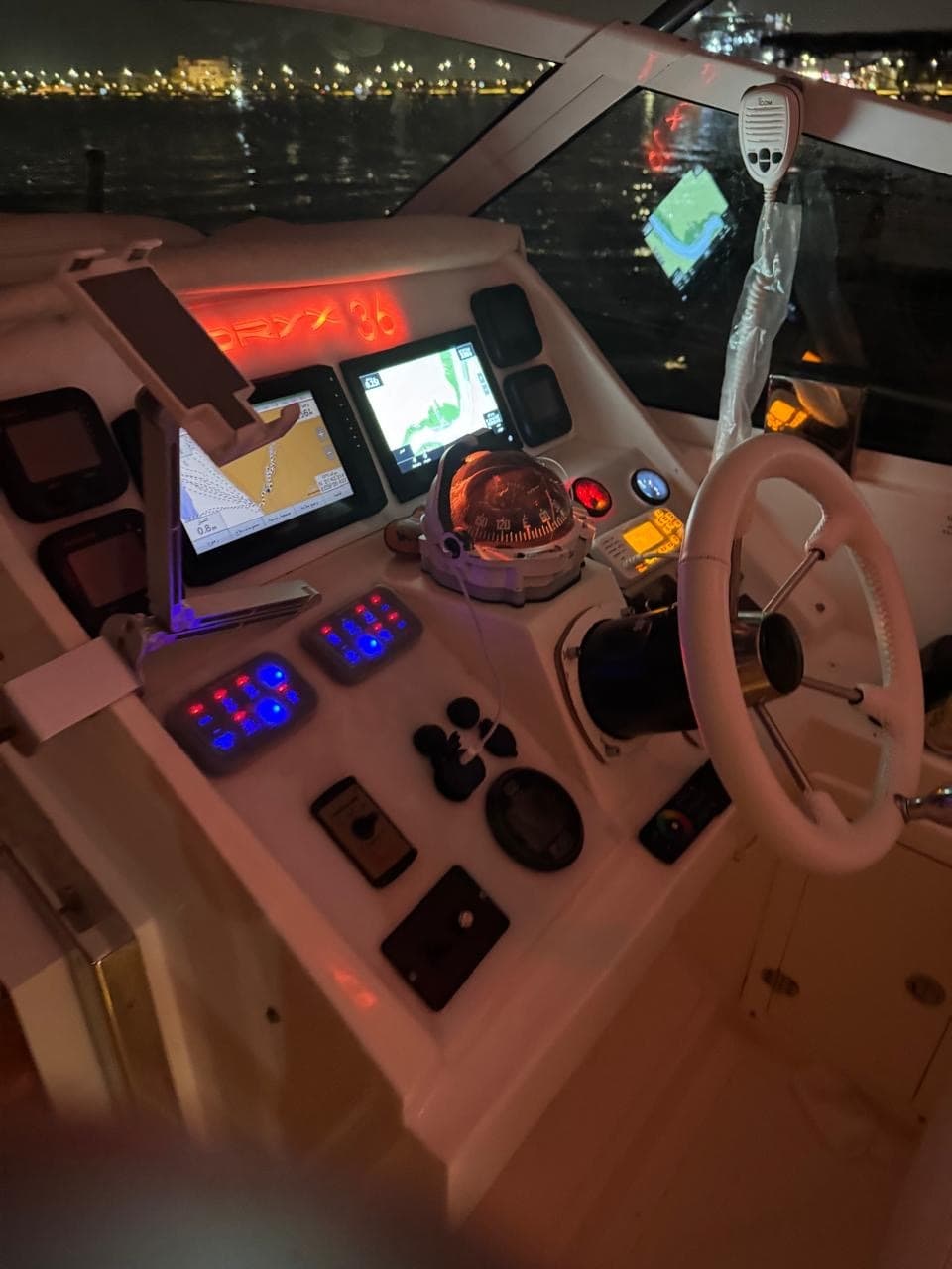 Pelayaran yacht di marina Laut Merah
