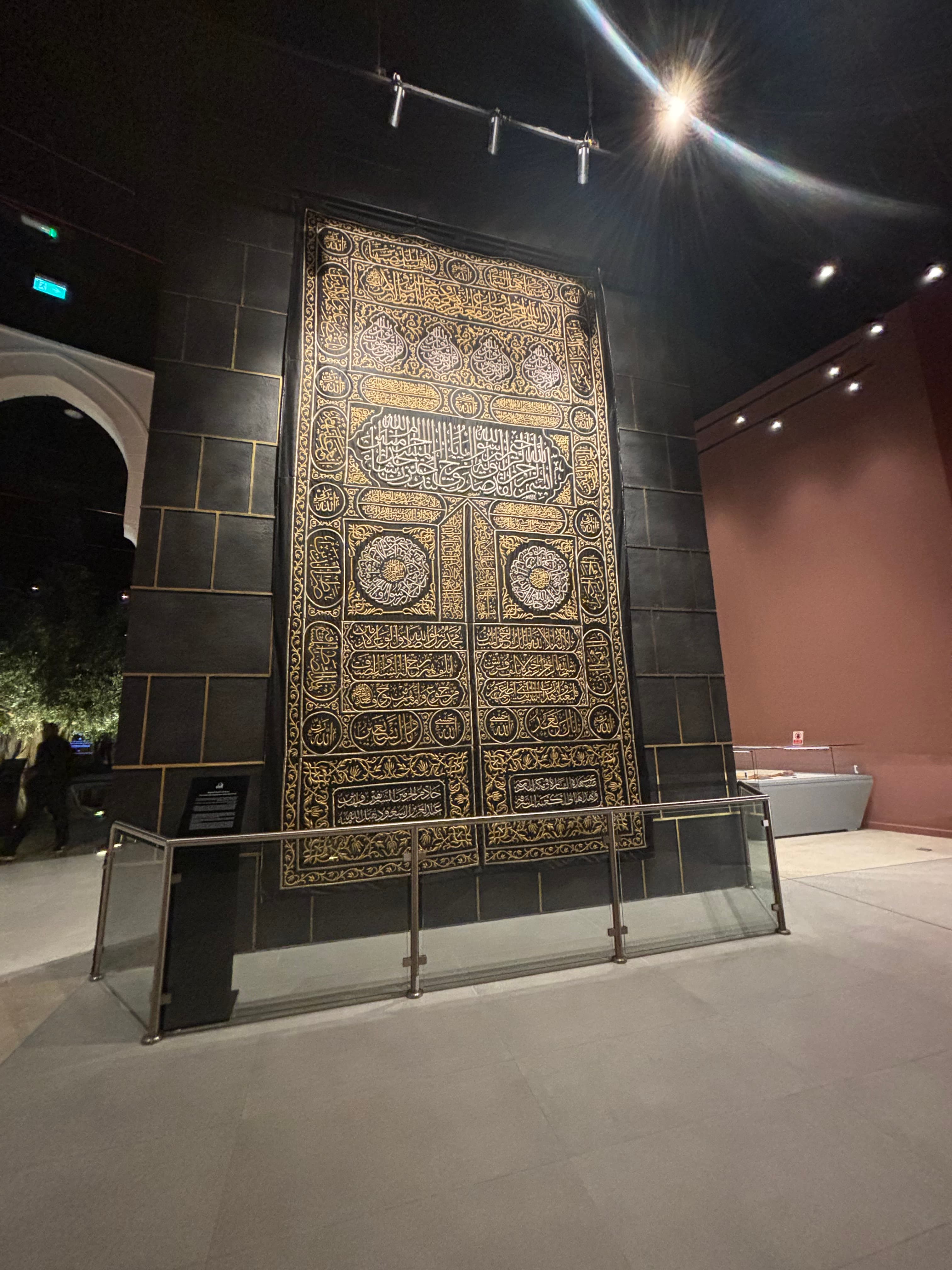 Tur keliling taman, tempat-tempat suci, dan museum.