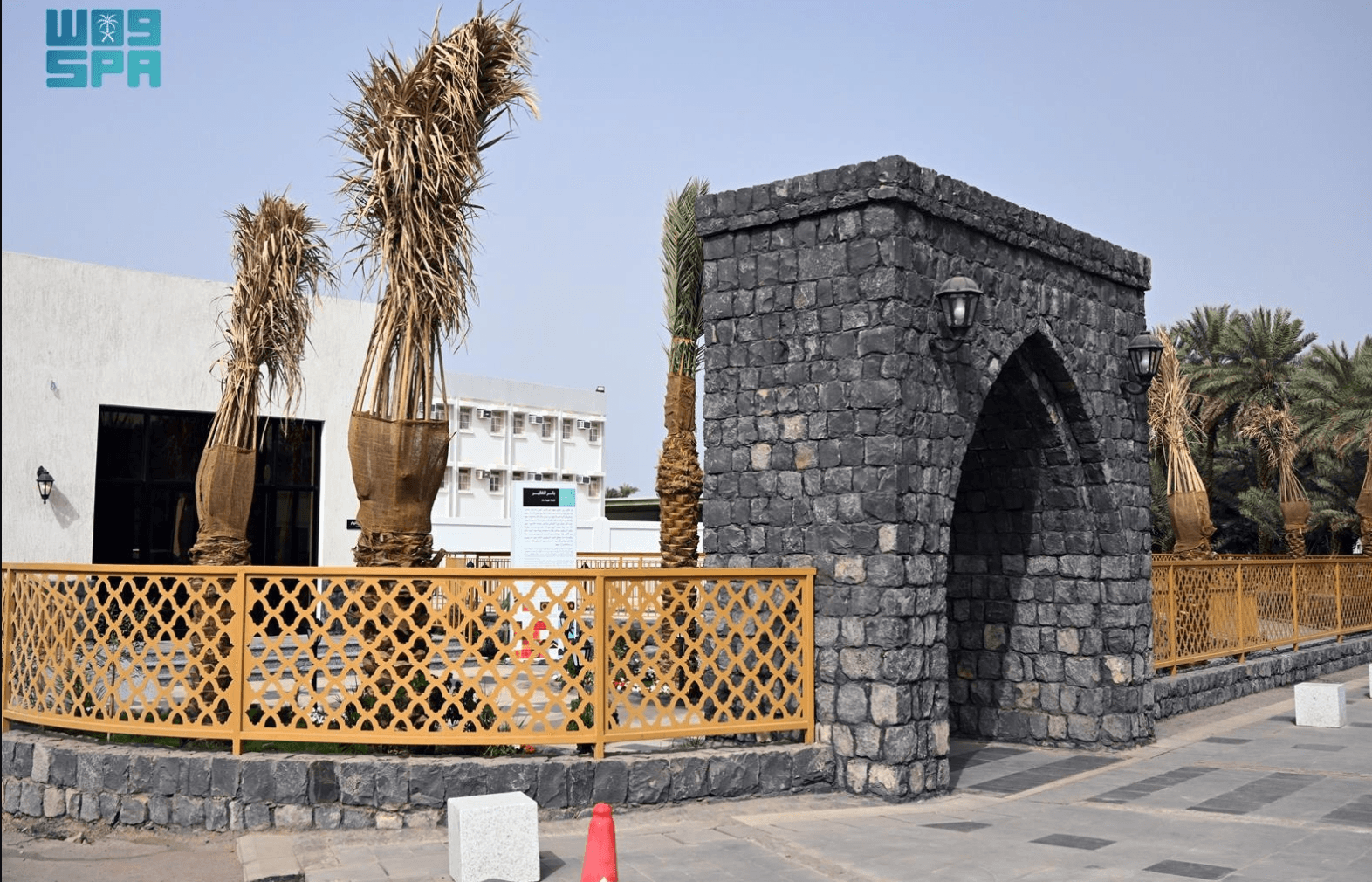 Tur ke sumur-sumur di Madinah dan pasar Al-Tabakha yang populer.