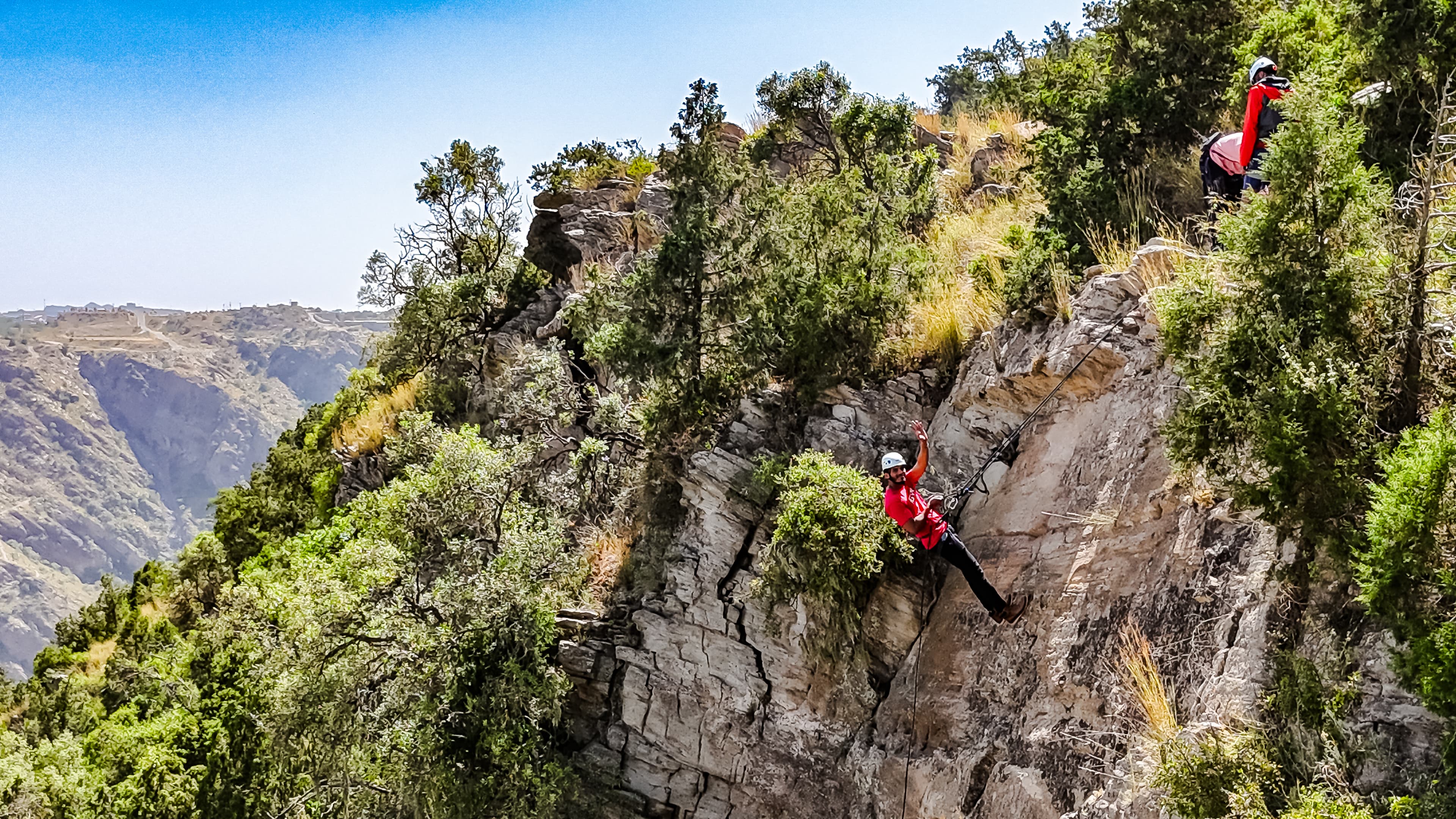 Pengalaman rappelling di Tanomah (Tantangan Gravitasi)