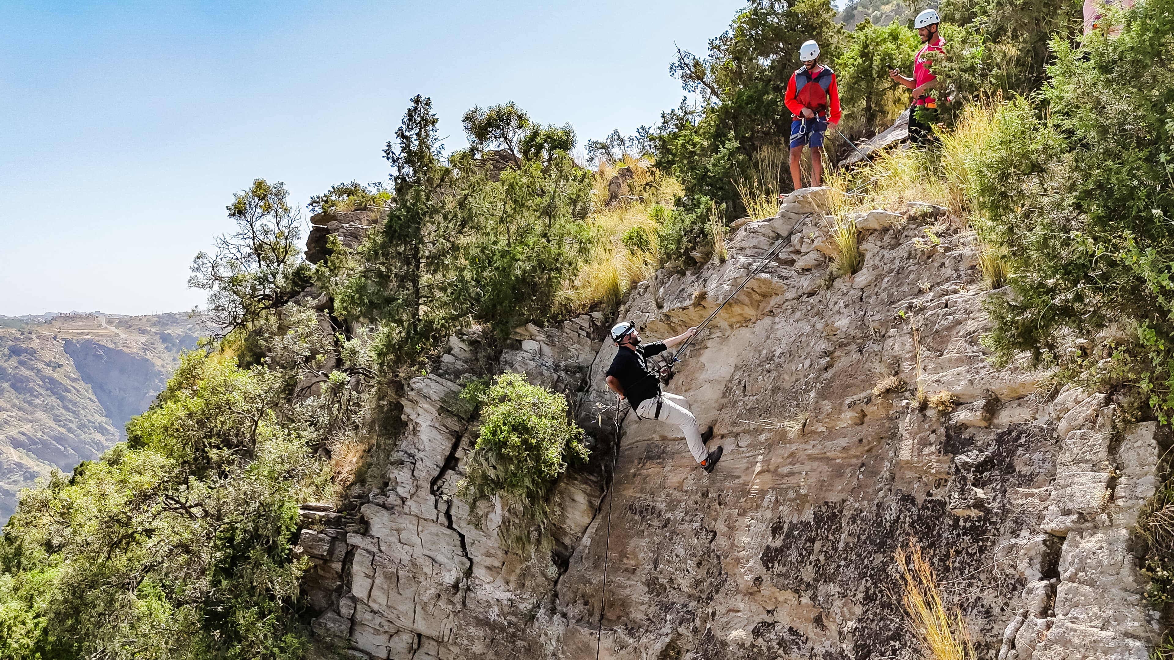 Pengalaman rappelling di Tanomah (Tantangan Gravitasi)