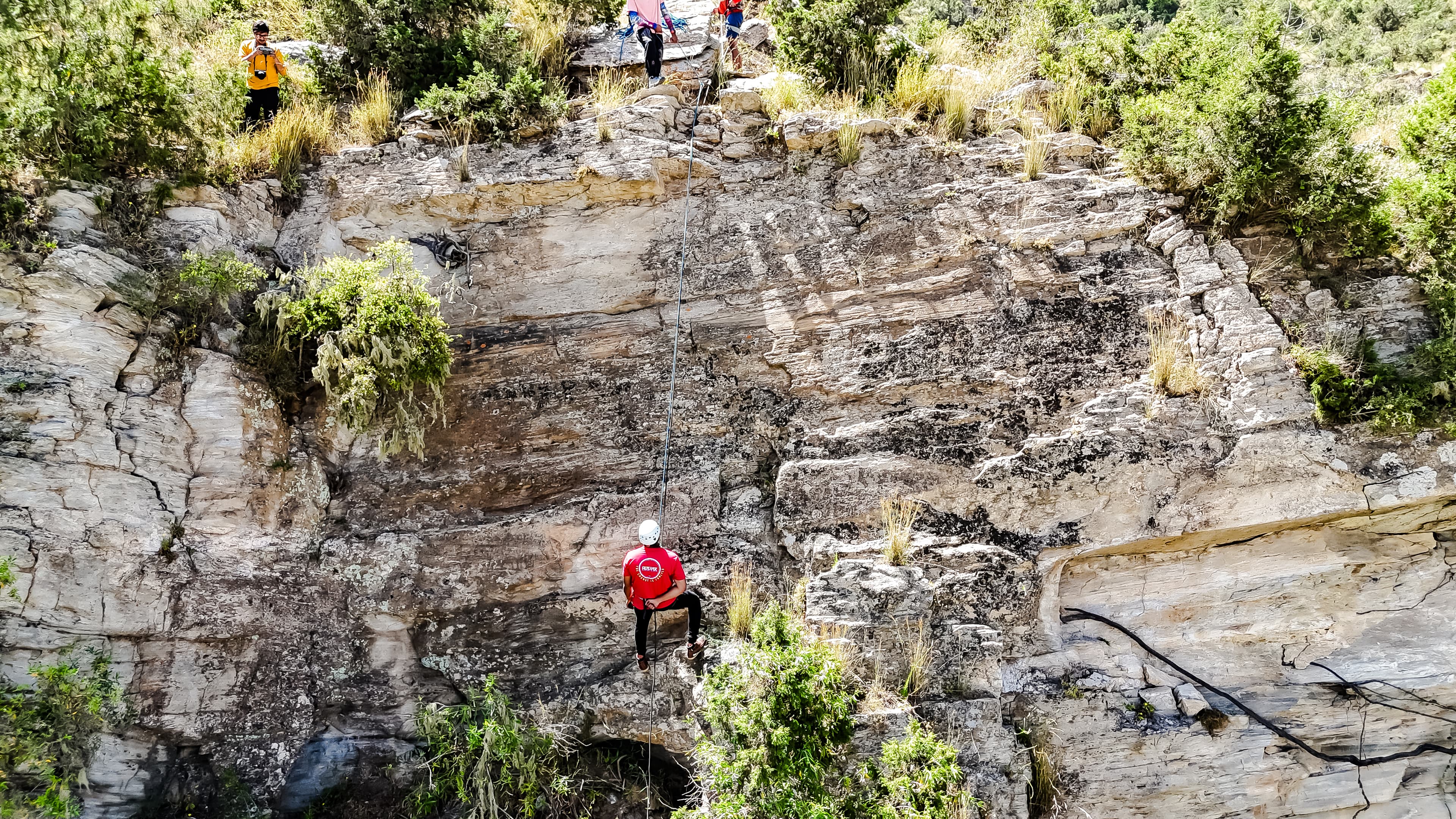 Pengalaman rappelling di Tanomah (Tantangan Gravitasi)