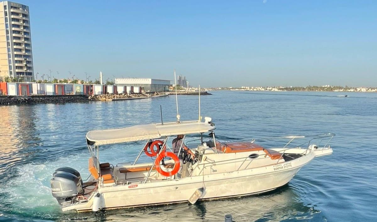 Perjalanan laut dari Jeddah ke daerah Pulau Bayadah untuk rekreasi dan snorkeling.
