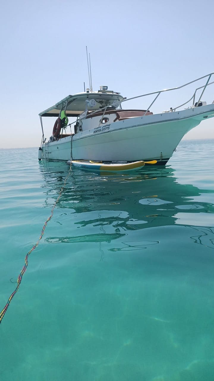 Perjalanan laut dari Jeddah ke daerah Pulau Bayadah untuk rekreasi dan snorkeling.