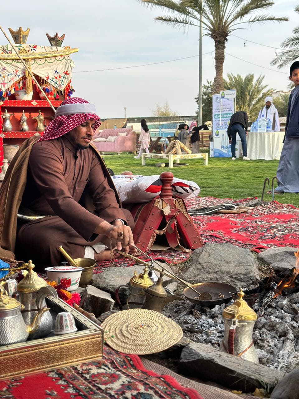 Memanggang biji kopi dan menyiapkan kopi Saudi.