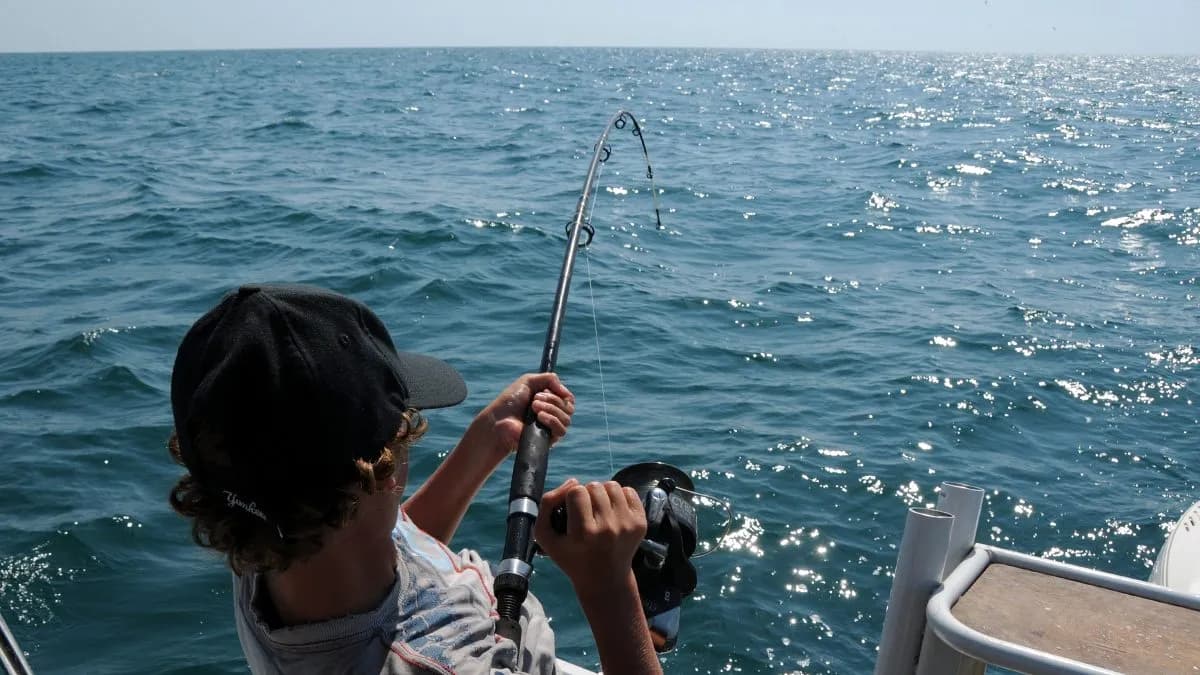 Perjalanan memancing dengan perahu di tengah Laut Merah.