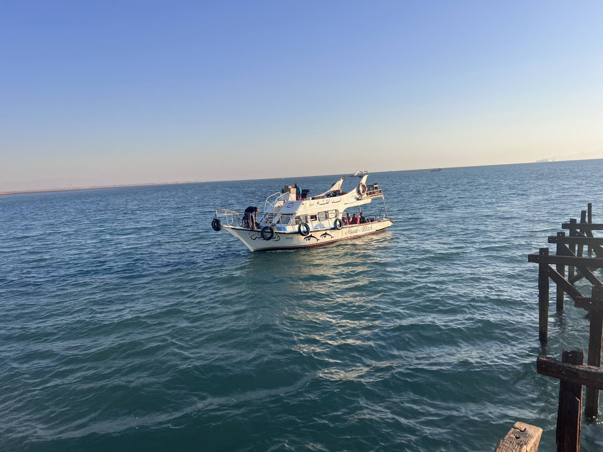 Perjalanan memancing dengan perahu di tengah Laut Merah.