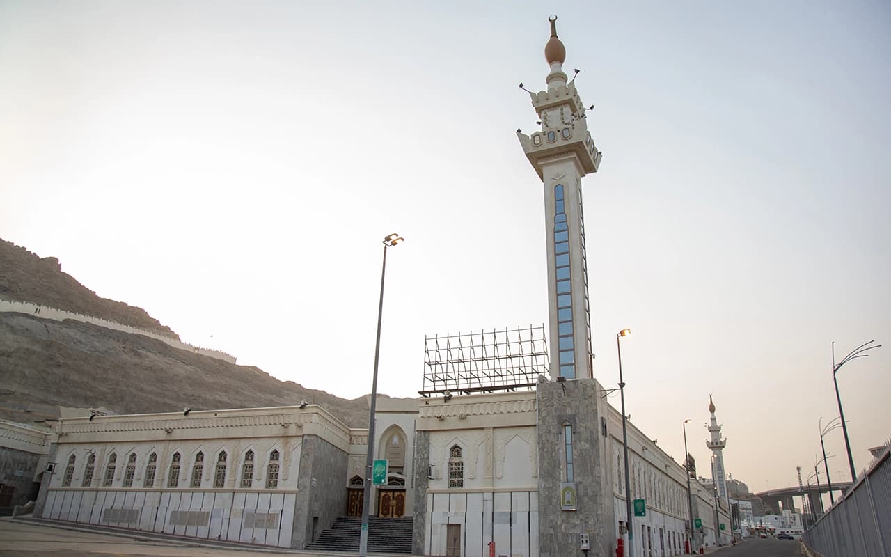 Tur keliling masjid-masjid bersejarah di Mekah, dimulai dari Masjidil Haram hingga Masjidil Haram.