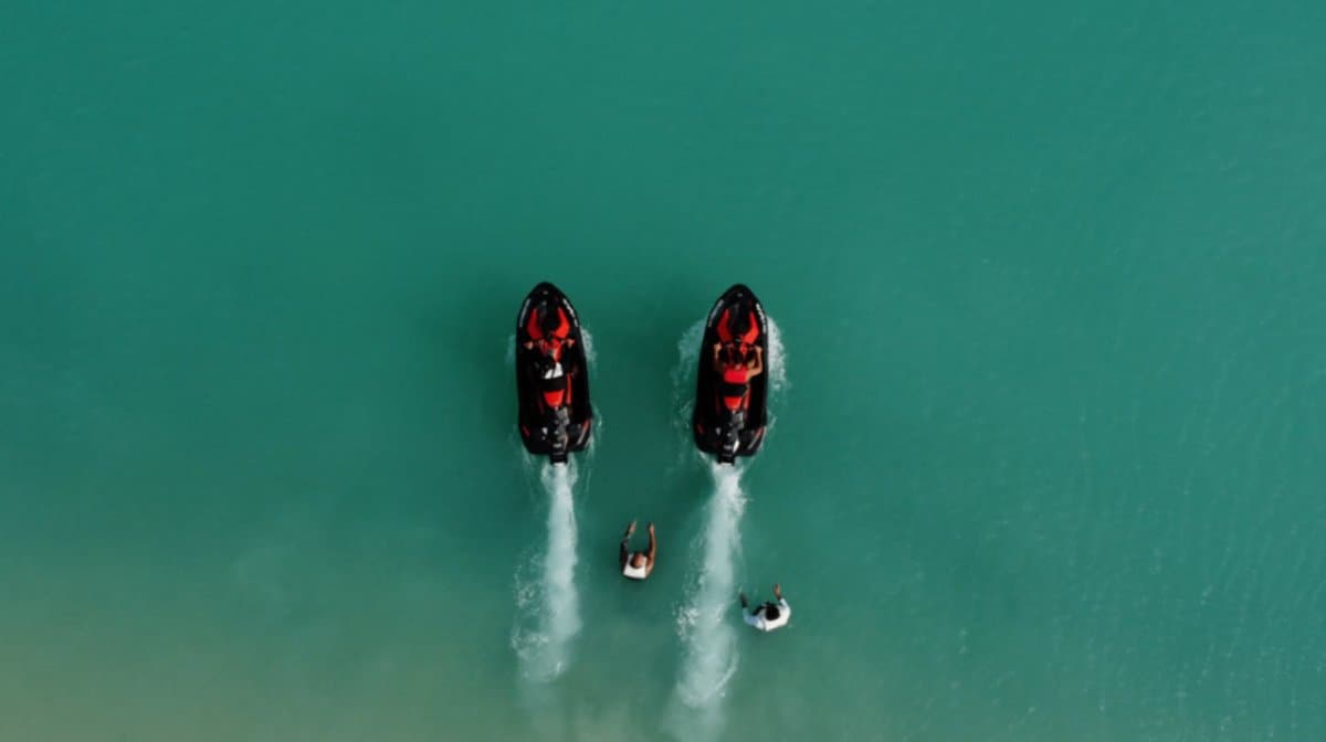 Berbagai aktivitas air di Pantai Half Moon